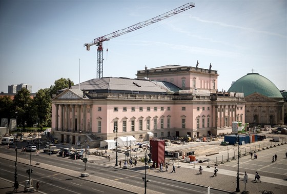 Státní opera Pod lipami stojí na stejnojmenné berlínské tíd.