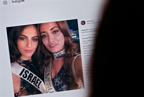 Snímek irácké královny krásy Sará Idanové s izraelskou Miss Adar Gandelsmanovou...