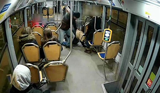Agresor napadl cestujícího, rozbil o něj lahev