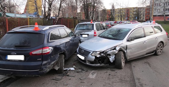 Opilec za volantem naboural na Slovenské ulici v Karviné pět vozidel.
