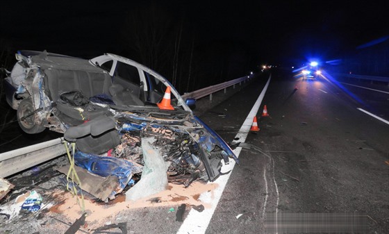 Z VW Polo se po stetu s kamionem stala hromada rotu.