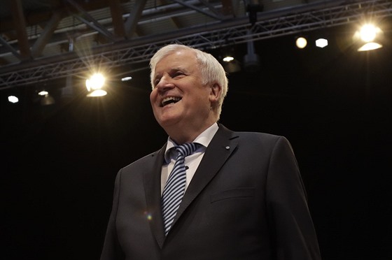 Horst Seehofer obhájil pozici pedsedy Kesanskosociální unie.