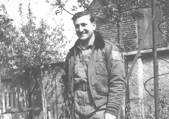 Americký letec Frederick Hughes se zítil se svým bombardérem na Hané, msíce...