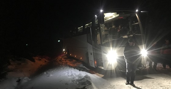 Hortí záchranái evakuovali v Kruných horách ze zapadlého autobusu 48 senior...