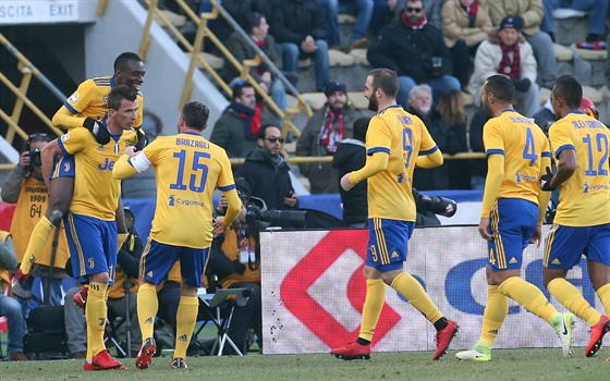 Fotbalisté Juventusu Turín oslavují gól.