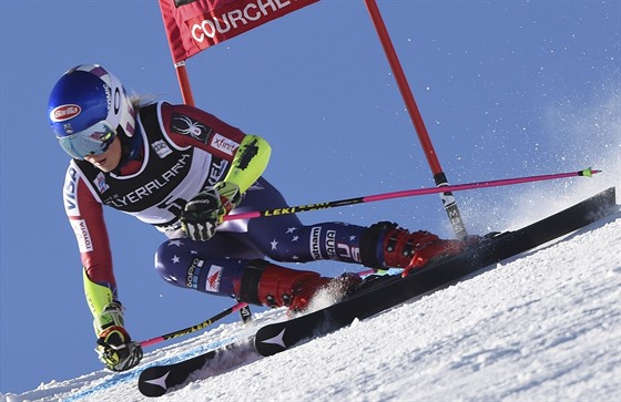 Mikaela Shiffrinová na trati obího slalomu v Courchevelu.