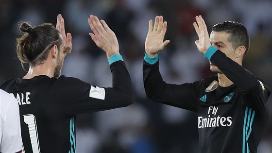 Hvzdy Realu Madrid se radují z postupu do finále MS klub. Vpravo Cristiano...