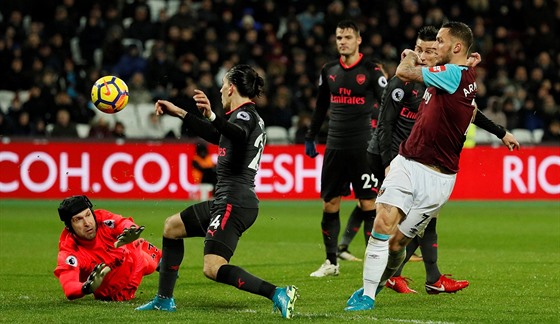 Brankář Petr Čech z Arsenalu likviduje šanci  Marka Arnautoviče z West Hamu.