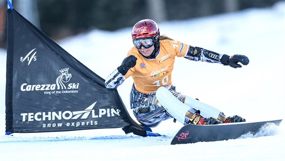 esk snowboardistka Ester Ledeck na trati paralelnho obho slalomu v...