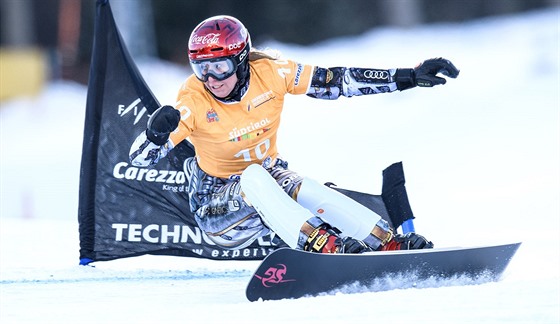 eská snowboardistka Ester Ledecká na trati paralelního obího slalomu v...