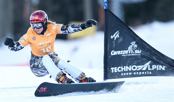 eská snowboardistka Ester Ledecká na trati paralelního obího slalomu v...