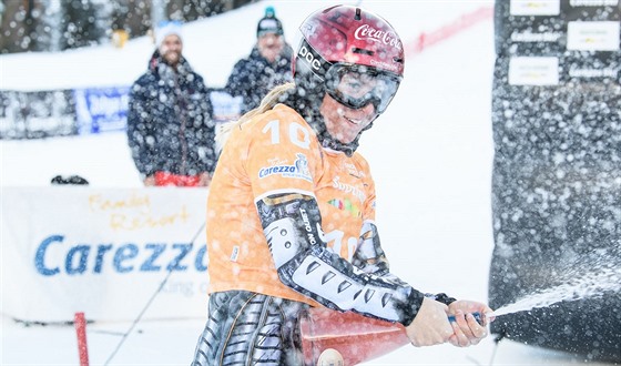 eská snowboardistka Ester Ledecká  po triumfu v paralelním obím slalomu v...