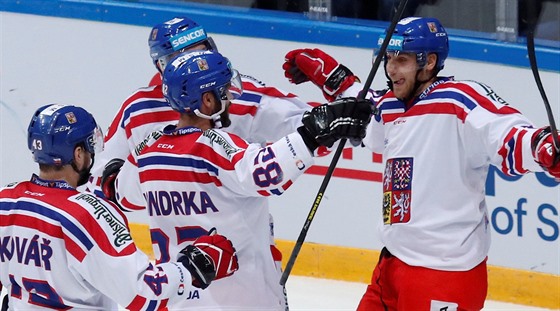 Vojtch Mozík (vpravo) se vrací do národního týmu, jeho dres oblékal napíklad pi olympiád v Pchjongchangu.