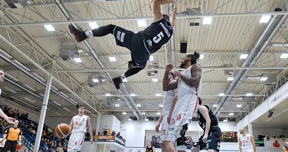 Tomá Pomikálek smeuje do koe Komárna, basketbalový Dín porazil loského...