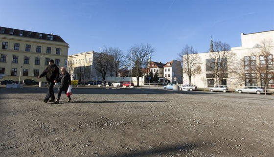 Centrum Prostjova mla zmnit velká pestavba navázaná na vznik obchodní galerie, kvli které vznikl i spor o parkovací plochu (na snímku). Nikdy na to ale nedolo a msto te eí, co dál.