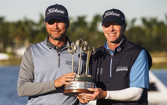 Sean O'Hair (vlevo) a Steve Stricker jako vítzové QBE Shootout