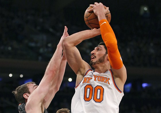 Enes Kanter (v bílém) z New Yorku stílí pes Tylera Cavanaugha z Atlanty.