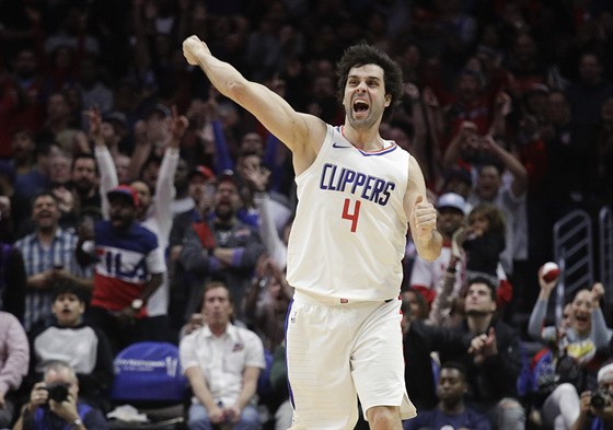 Milo Teodosi z LA Clippers se raduje z dleité trojky proti Torontu.