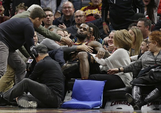 LeBron James z Clevelandu „odpočívá na trůnu“. Mezi diváky vlétl, aby zachránil...