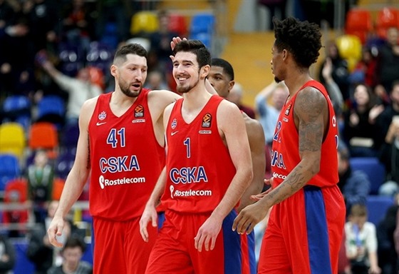 Basketbalisté CSKA Moskva chválí Nanda De Cola (uprostřed), Vlevo Nikita...