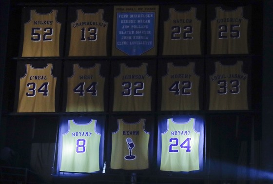 LA Lakers vyadili ísla 8 a 24, která bhem dvaceti let v klubu nosil Kobe...