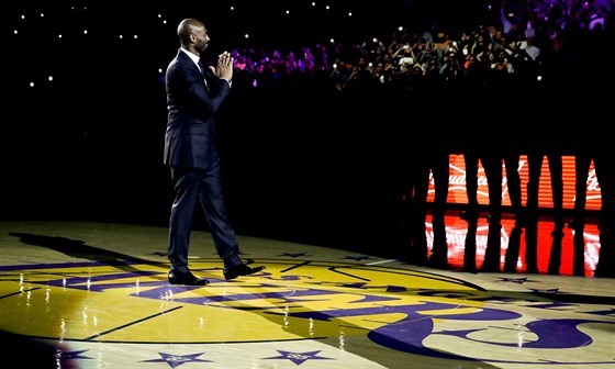 Kobe Bryant během večera, který mu LA Lakers věnovali.