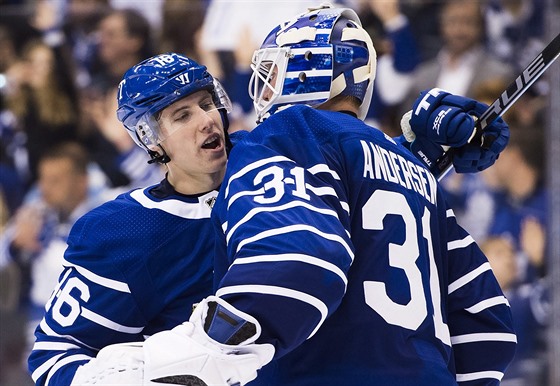 Mitch Marner a jeho gólman Frederik Andersen oslavují výhru Toronta.