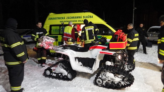 Hasii pedávají podchlazeného mue do rukou záchraná (11.12.2017).