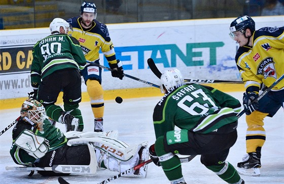 Momentka z utkání prvoligových hokejist Ústí nad Labem (lutá) vs. Karlovy Vary