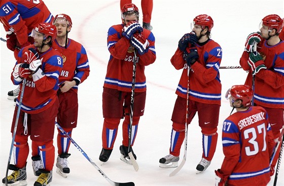 JAKO SPRÁSKANÍ PSI. Rutí hokejisté (zcela vlevo je Alexandr Ovekin) po trpké...