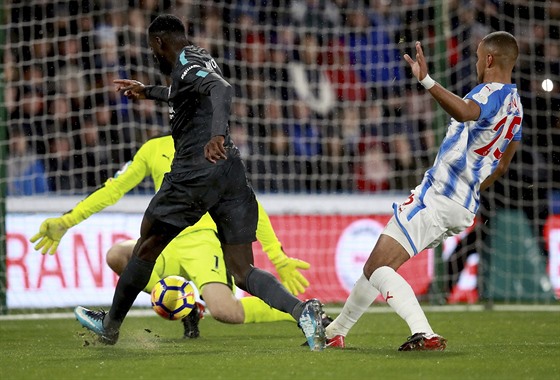 Tiémoué Bakayoko z Chelsea (v tmavém) pekonává brankáe Huddersfieldu.