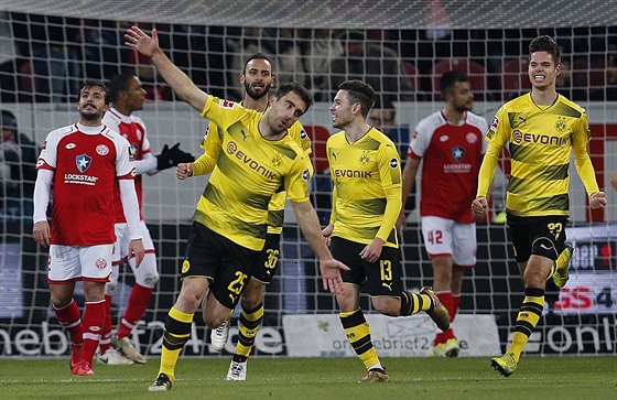 Sokratis Papastathopulos (vlevo ve lutém) z Dortmundu slaví gól proti Mohui.