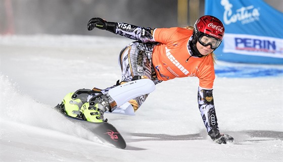 Snowboardistka Ester Ledeck na trati paralelnho slalomu v Cortin dAmpezzo.