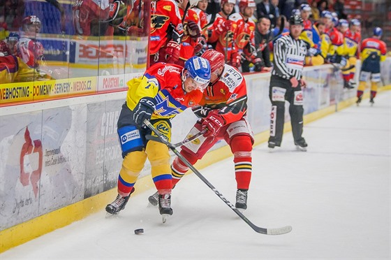 Momentka z duelu prvoligových hokejist eských Budjovic (lutá) a Prostjova