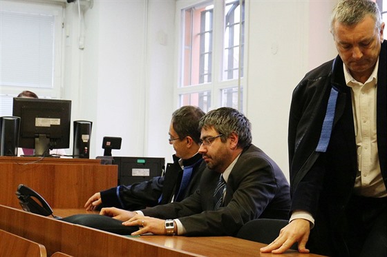 Obžalovaný Pavel Prázný (uprostřed) před soudem.