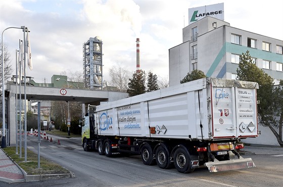 Do cementárny v íkovicích dorazil kamion s posledním nákladem ropných kal ze...