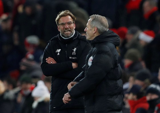 Liverpoolský trenér Jürgen Klopp diskutuje se tvrtým rozhodím zápasu proti...