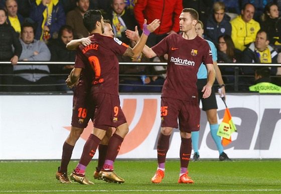 Barcelonští fotbalisté slaví trefu Luise Suáreze (vlevo).