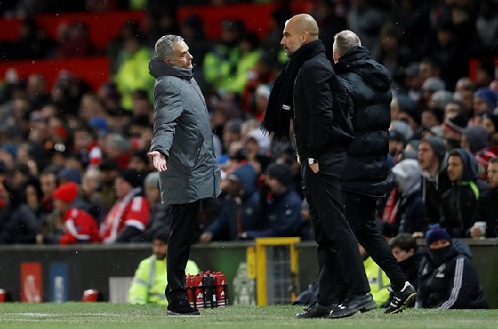 Trenéři José Mourinho a Pep Guardiola během manchesterského derby.
