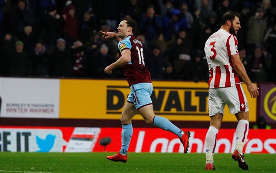 Ashley Barnes z Burnley se raduje z glu do st Stoke City.