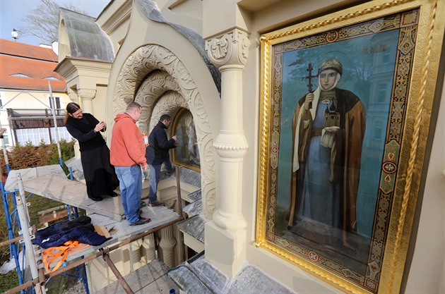 Otec Vít Metod�j Kout a restauráto�i instalují obrazy sv. Vladimíra, Krista...