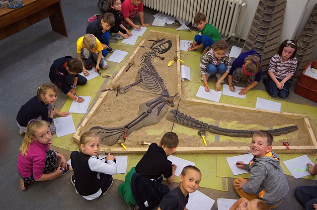 Děti v Triloparku nad modelem prehistorické kostry