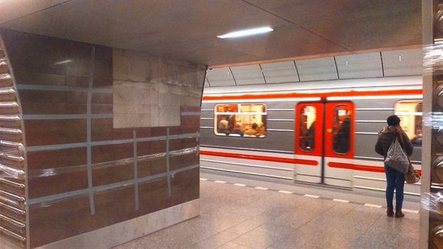 Spáry obkladů ve stanici metra Jinonice nechali přelepit