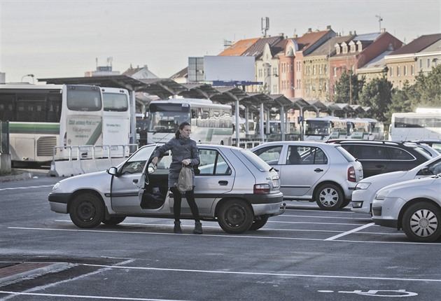 Nov otevené bezplatné parkovit u autobusového nádraí v Plzni.