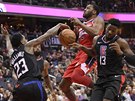 John Wall z Washingtonu piel o mí v souboji s dvojicí Lou Williams a Jamil...