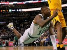 Terry Rozier z Bostonu letí vzduchem s nadjí, e  získá mí, který neudrel...