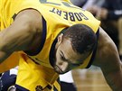 Rudy Gobert (vlevo) a Derrick Favors z Utahu v utkání z Bostonem