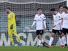 Zklamaní hrái AC Milán po jednom z inkasovaných gól od Verony.
