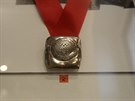 Návštěvníci výstavy uvidí i stříbrnou medaili z olympiády v Sarajevu, kterou ve...