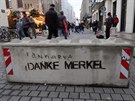 Betonová zábrana na vánoních trzích v Lipsku. Nápis dkuje Angele Merkelové